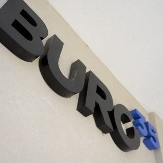 Marca de Buro35 en el acceso al complejo